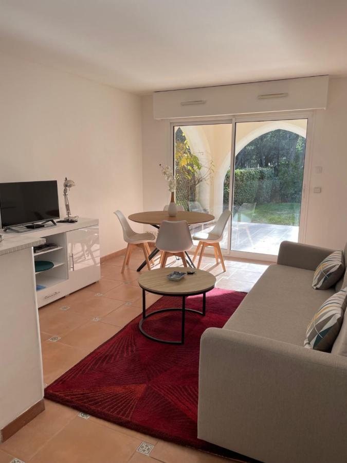 2 Pieces Saint Raphael Renove, Classe 4 Etoiles, 100 M Plages, Piscine, Tennis, Parc, Terrasse, Jardin Privatif Exterior photo